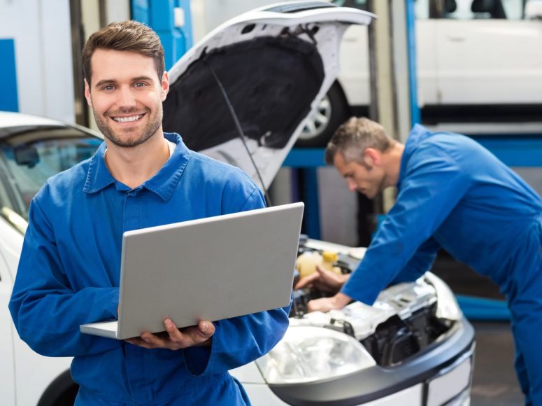 zwei Mechaniker, die die Reparatur und Wartung durchführen bei TOP Markenspezialist MTW-Brüggemann, Spezialist für Renault und Dacia in Umgebung Düsseldorf, Essen-Stadtmitte, Essen-Steele, Duisburg
