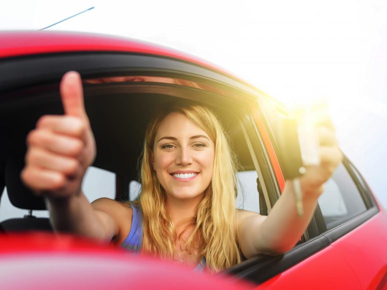 Gut gelaunte Frau, die den Daumen nach oben streckt, nachdem MTW-Brüggemann ihr die Inzahlungnahme angenehm gestaltet hat.