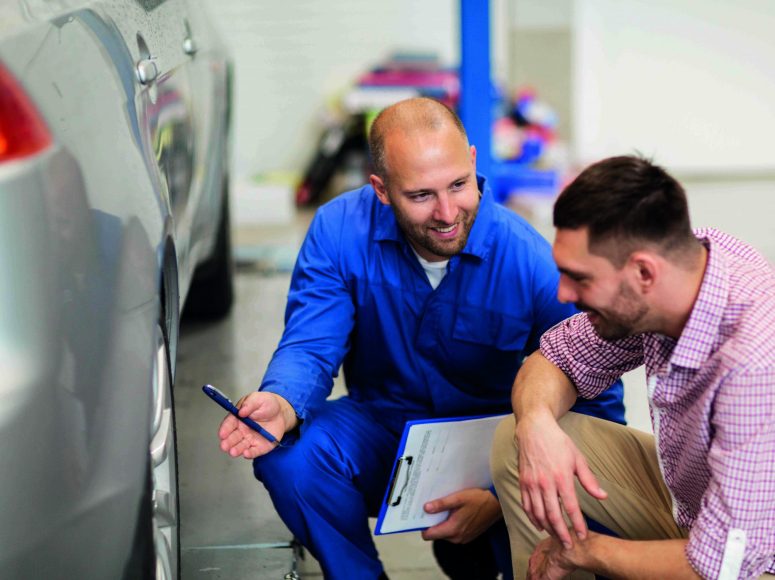 Mechaniker und Kunden besprechen Herstellergarantie beibehalten bei TOP Markenspezialist MTW-Brüggemann. Spezialist für Renault und Dacia