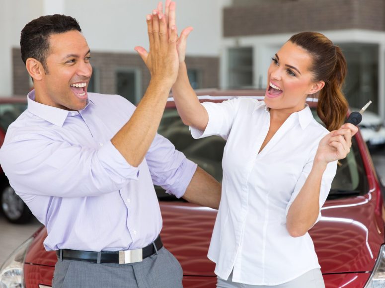 Zufriedene Kunden nach Fahrzeugvermittlung bei TOP Markenspezialist MTW-Brüggemann. Spezialist für Renault und Dacia