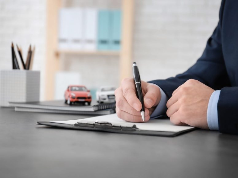 Kunde von MTW-Brüggemann TOP Markenspezialist für Renault und Dacia unterzeichnet eine Neuwagen-Vollmacht.