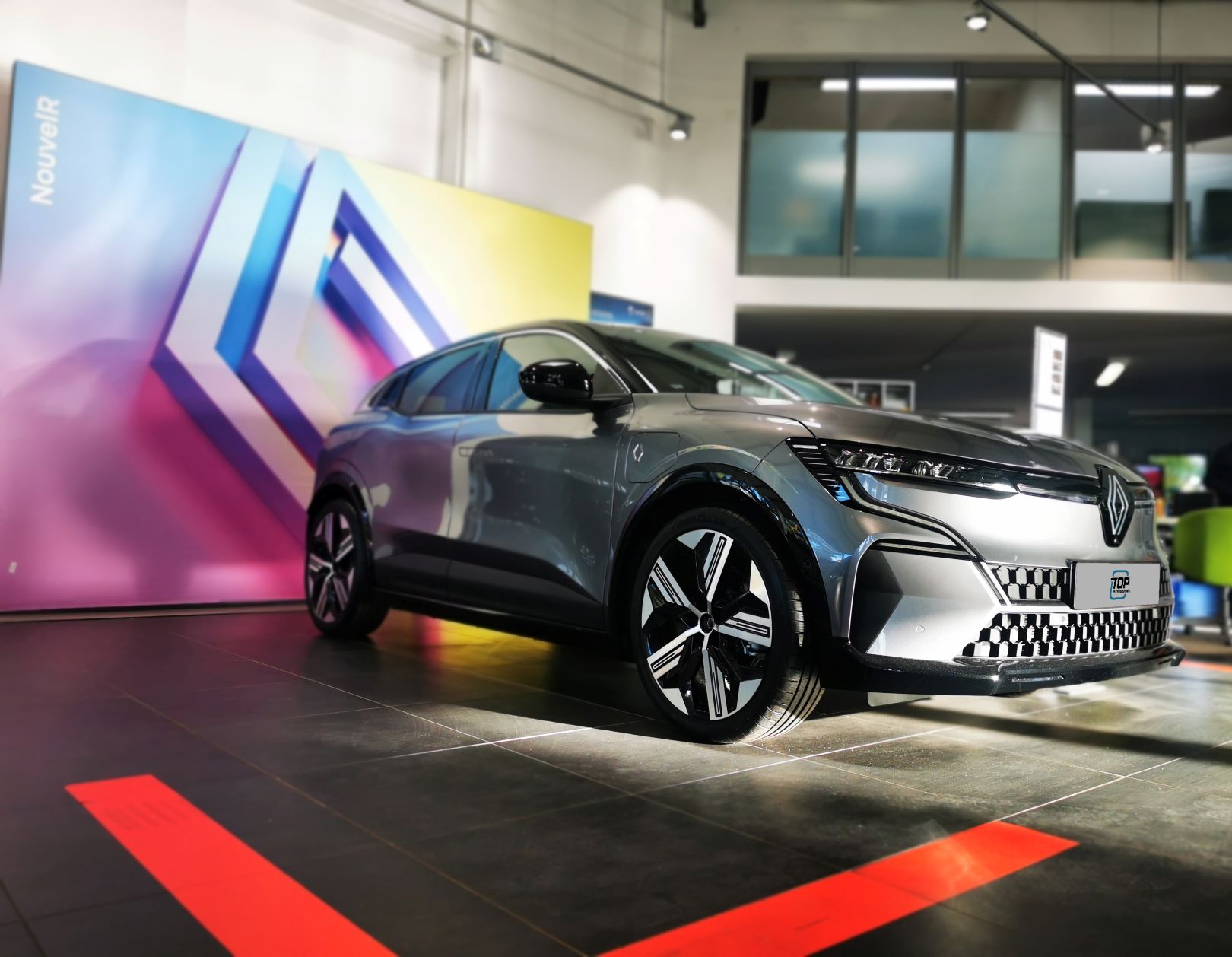 Renault steht auf einer Bühne im Ausstellungsraum.